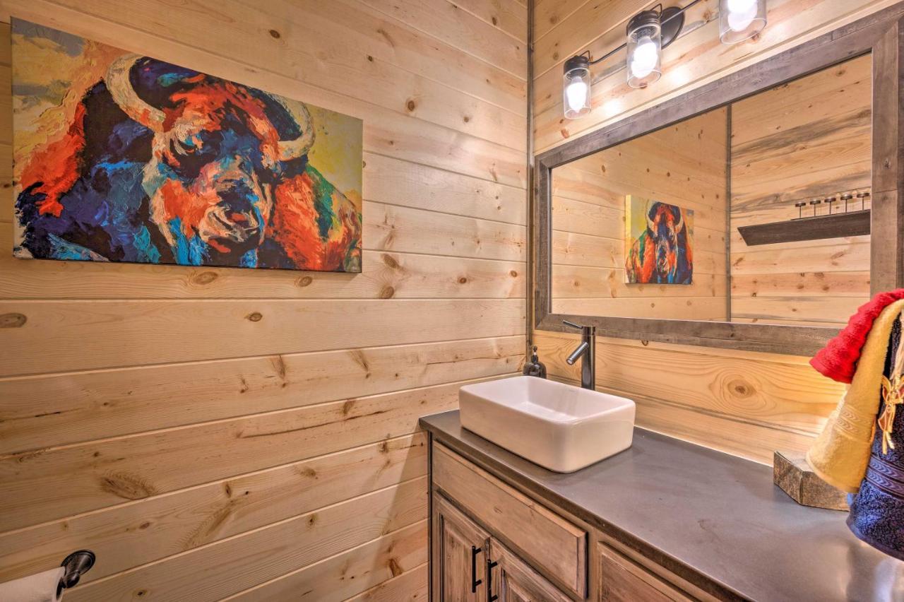 Luxury Cabin In The Woods With Hot Tub And Yard Games! Broken Bow Ngoại thất bức ảnh