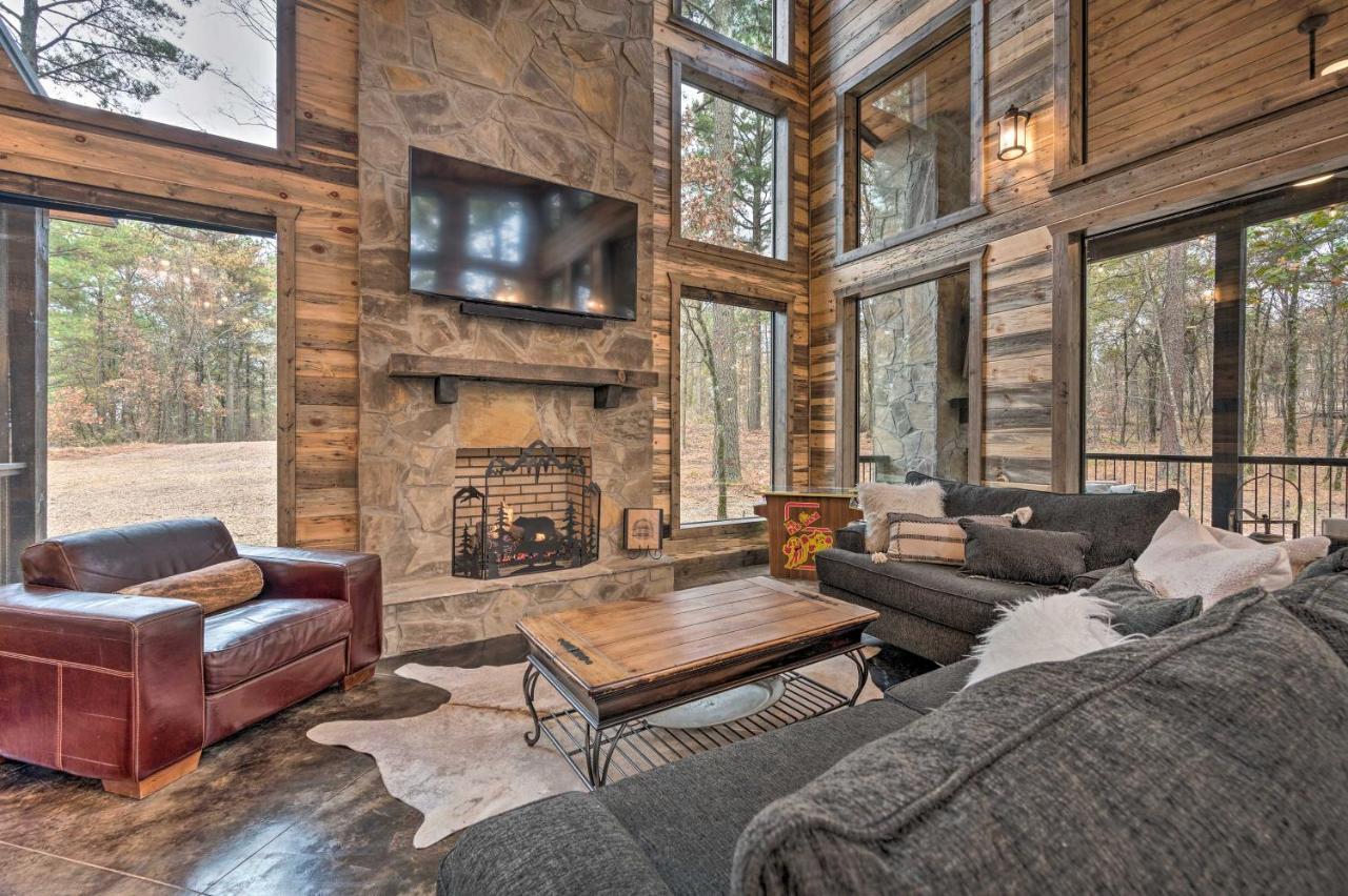 Luxury Cabin In The Woods With Hot Tub And Yard Games! Broken Bow Ngoại thất bức ảnh